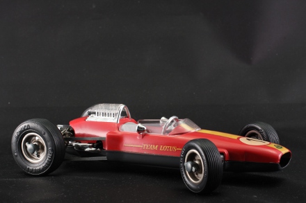 Lotus Climax 33 in rot